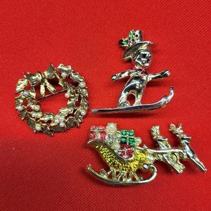 Christmas Pins Brooches Set of 4 Christmas Sleigh Skier Gold & Pearl Wreath Pins
